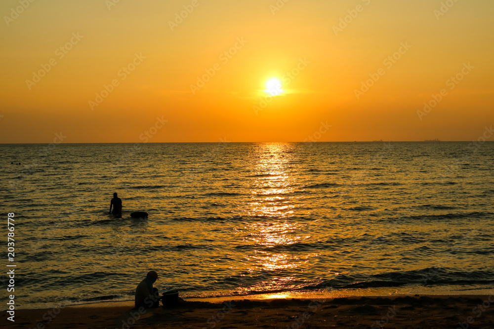 Fototapeta premium silhouette child play on beach and sunset