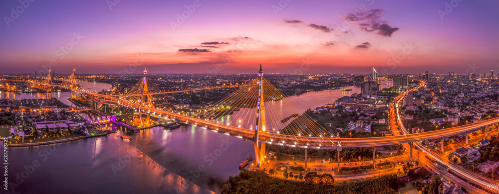 Naklejka premium Widok na panoramę Bangkoku z mostami Bhumibol