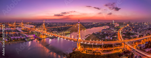 Widok na panoramę Bangkoku z mostami Bhumibol