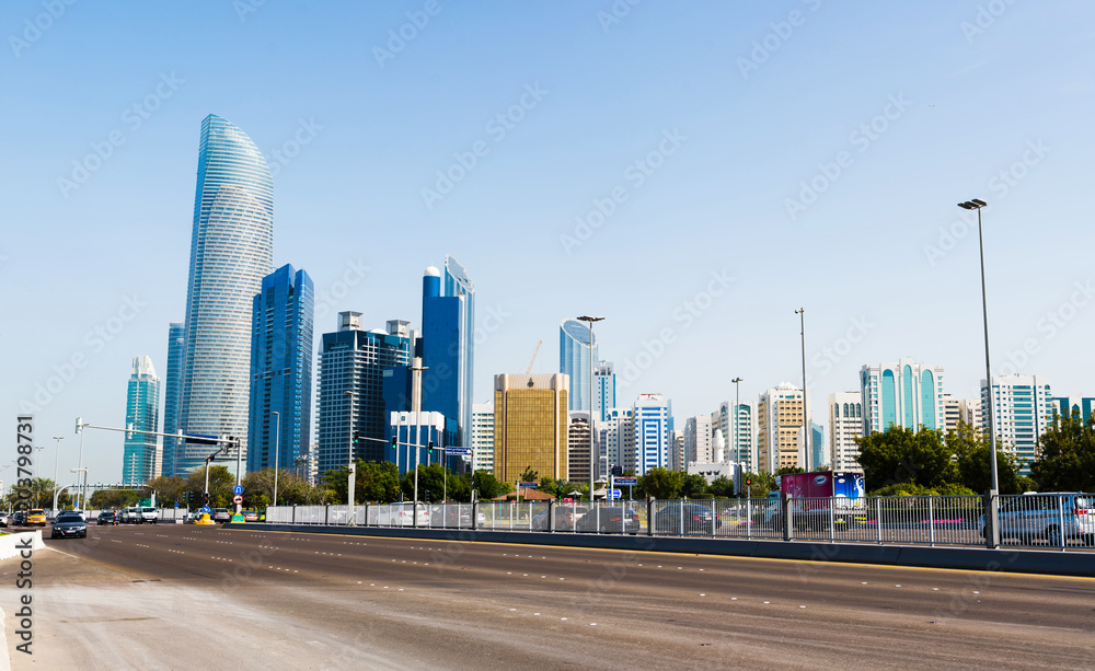 Fototapeta premium Panoramic view of Abu Dhabi from the Corniche road at day time