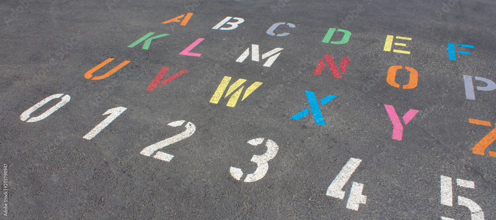 Alphabet et chiffres peints dans une cour de récréation - obrazy, fototapety, plakaty 