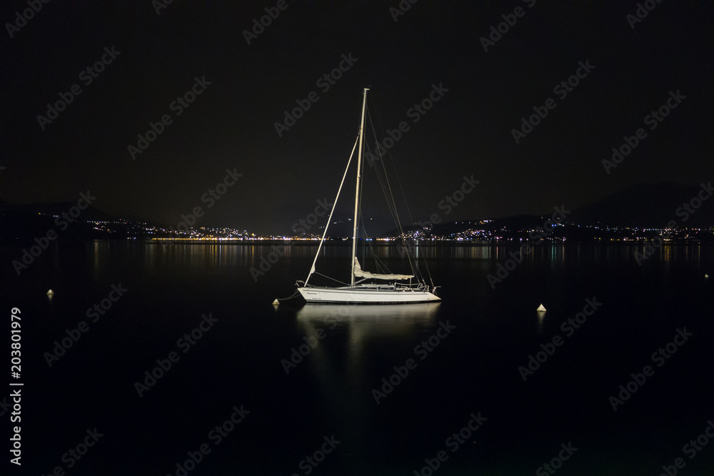 Barca a vela ormeggiata di notte sul lago