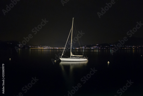 Barca a vela ormeggiata di notte sul lago