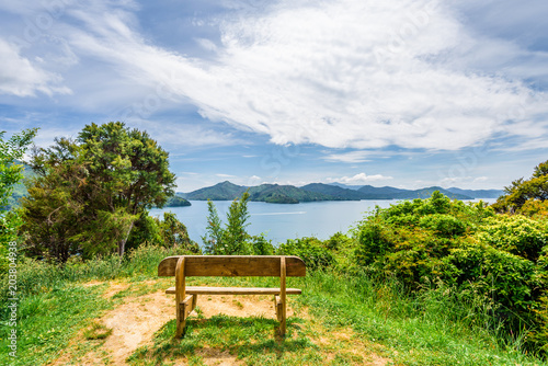 Queen Charlotte Sounds, Pelorus, Marlborough, New Zealand: Amazing lake view countryside charming landscape on south island with blue water bay and green grass mountain range between Picton and Nelson