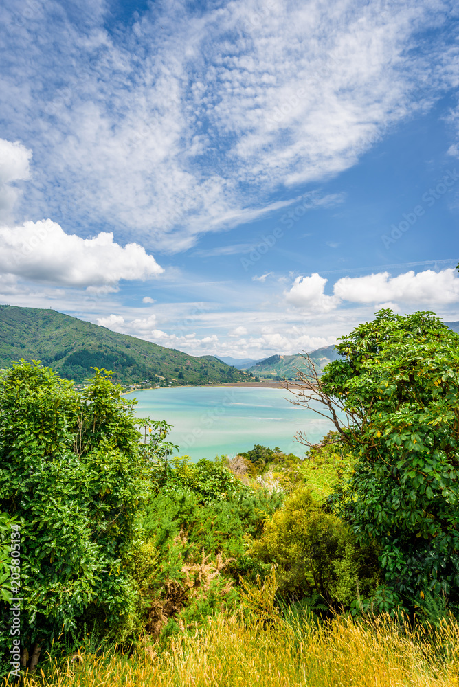 Queen Charlotte Sounds, Pelorus, Marlborough, New Zealand: Amazing lake view countryside charming landscape on south island with blue water bay and green grass mountain range between Picton and Nelson