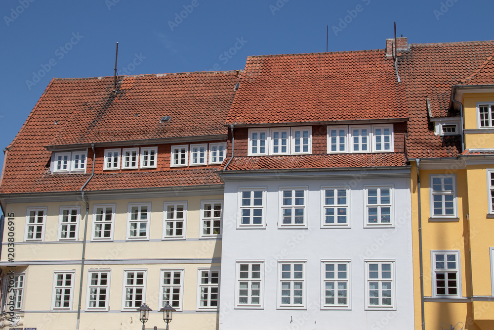 Fototapeta premium Fassade älterer Fachwerkäuser in einer kleinen Stadt in Niedersachsen