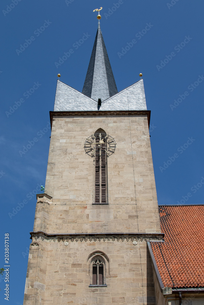 Spitzdach mit Turm und Kirchenuhr an einer großen Kirche Spitzdach mit Turm und Kirchenuhr an einer großen Kirche