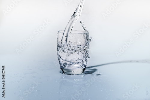 bicchiere d'acqua fresca mentre viene versata dalla bottiglia