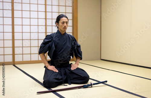 Szkolenie samurajów w tradycyjnym dojo w Tokio