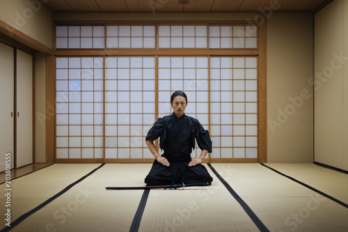 Szkolenie samurajów w tradycyjnym dojo w Tokio