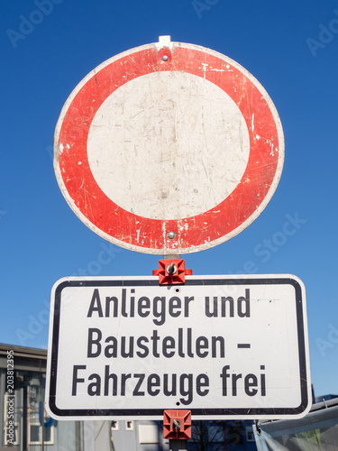 Obraz na plátně Durchfahrt verboten, passage forbidden, Verkehrsschild, mit Ausnahmen für Baustellenfahrzeuge und Anlieger, exception for residents and construction vehicles
