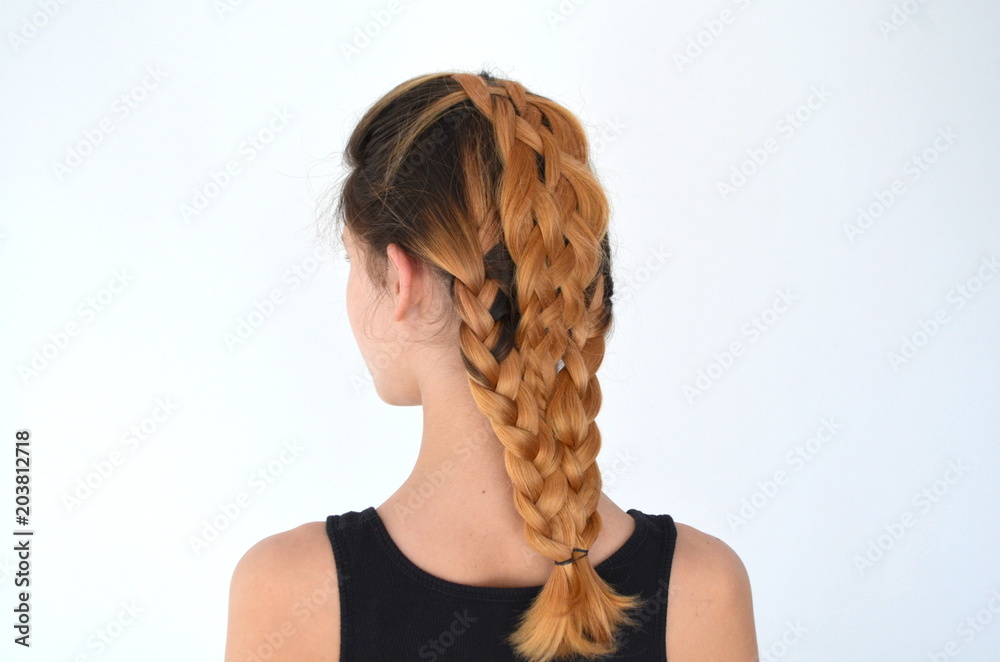 Девушка с красивой прической Волосы, сплетенные из пяти  прядей