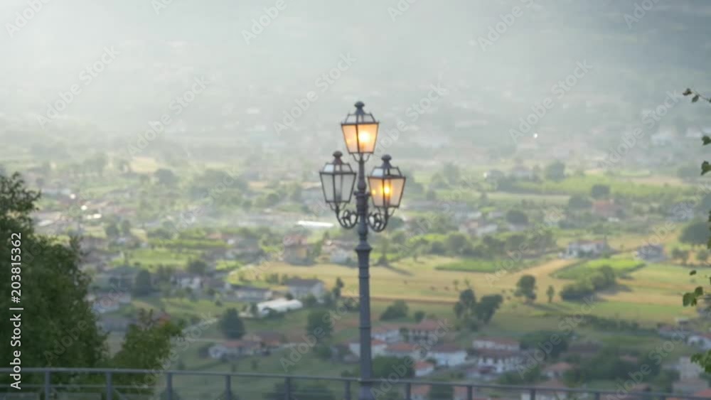 Paesaggio rurale con lampione Paesaggio rurale con lampione