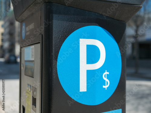 Car and parking machine with electronic payment photo