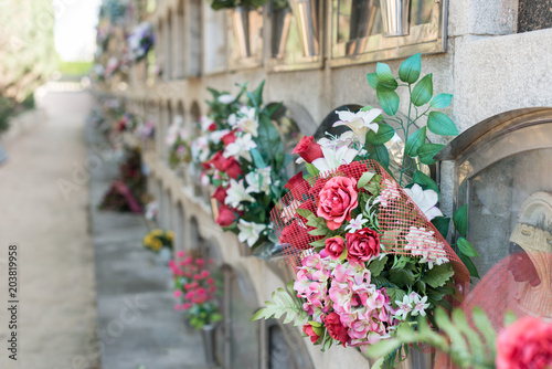 Fototapeta Naklejka Na Ścianę i Meble -  Flowers in a cemetery