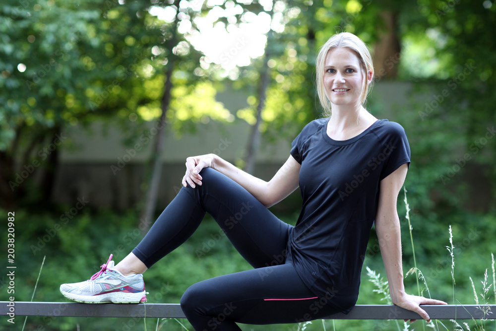 Fototapeta premium Laufen hält junge Frau Fit