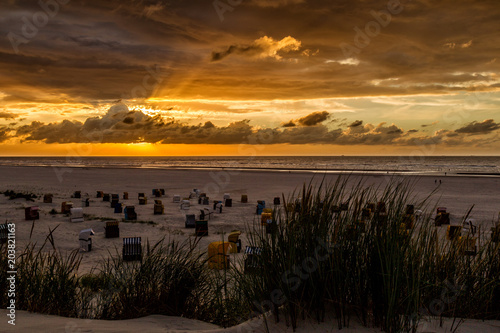 Sonnenuntergang über dem Strand auf der Nordseeinsel Juist in Nordfriesland, Deutschland, Europa.
