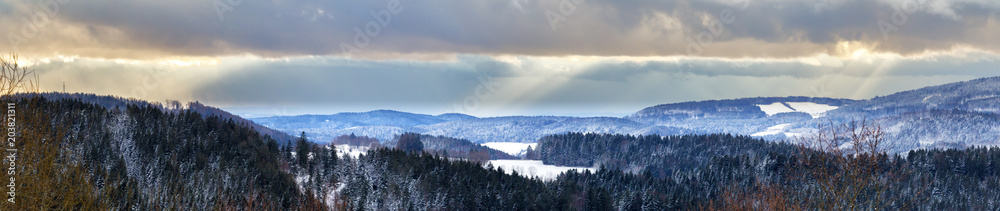 Panorama der Winterlandschaft im Bayrischen Wald bei dramatischem Abendlicht.