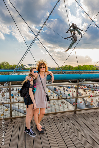 Femme sur la passerelle père Bernatek au dessus du Vistule à Cracovie photo