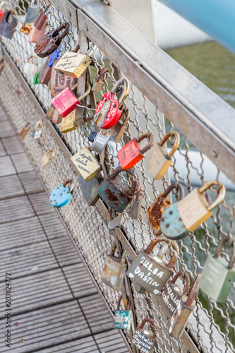 Les cadenas de la passerelle père Bernatek au dessus du Vistule à Cracovie photo