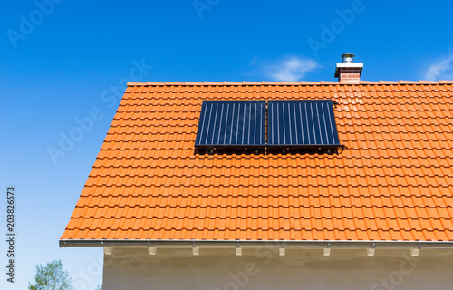 Solarthermie Anlage auf einem Dach mit roten Dachziegeln