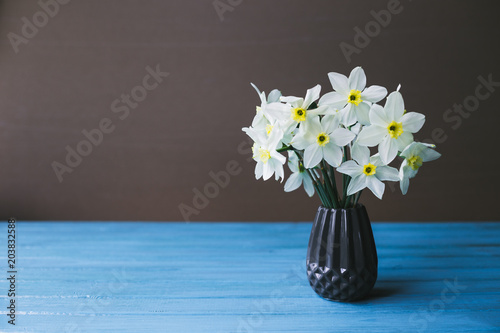 Fototapeta Naklejka Na Ścianę i Meble -  Narcissus in vase on an old background