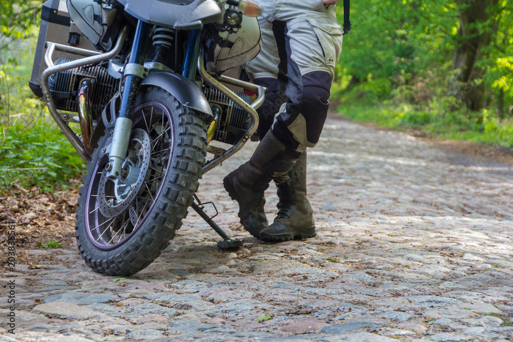 Fototapeta premium Podróżuj motocyklem enduro w lesie z kierowcą
