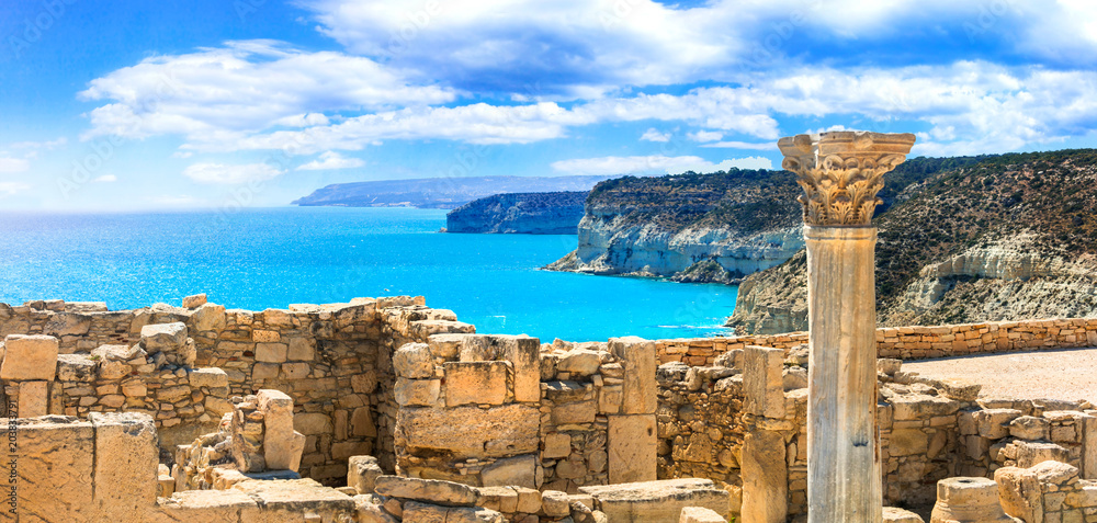 Fototapeta premium Antyczne świątynie i turkusowy morze Cypr wyspa