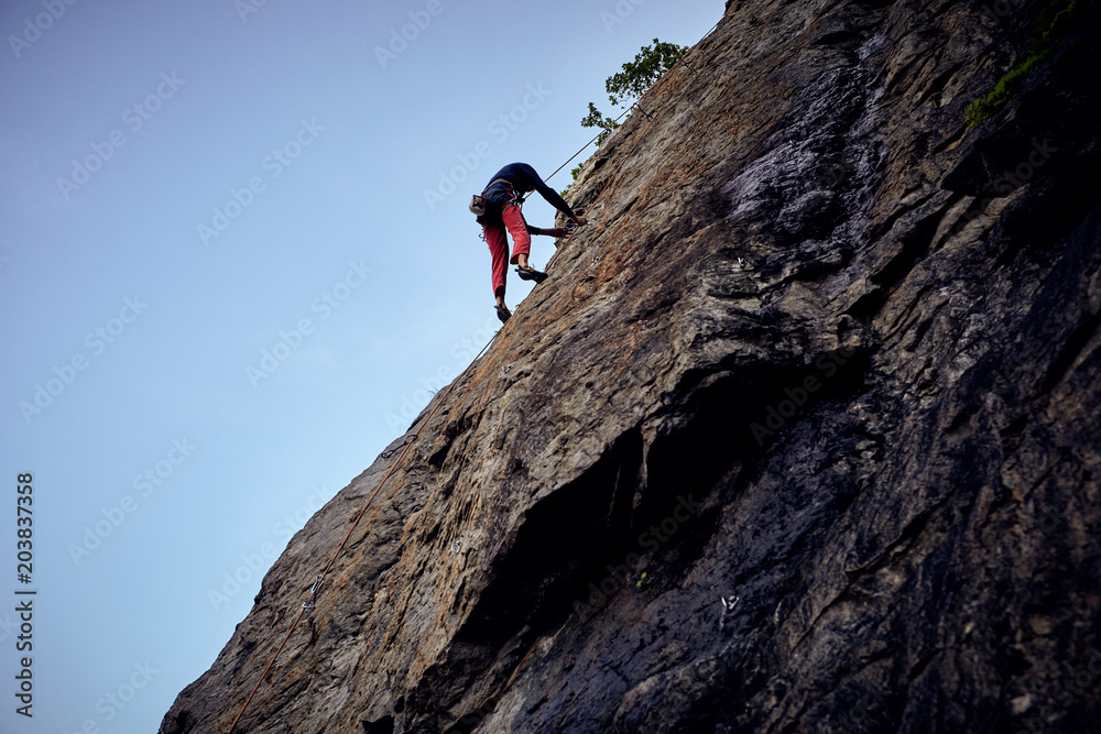 Alpinista in corda doppia