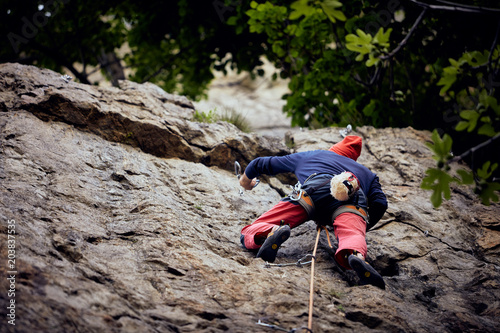 Alpinista su roccia