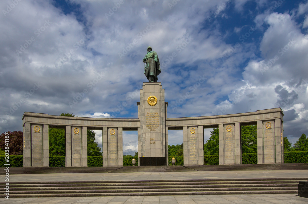 Fototapeta premium Soviet War Memorial in Tiergarten in central Berlin, Germany
