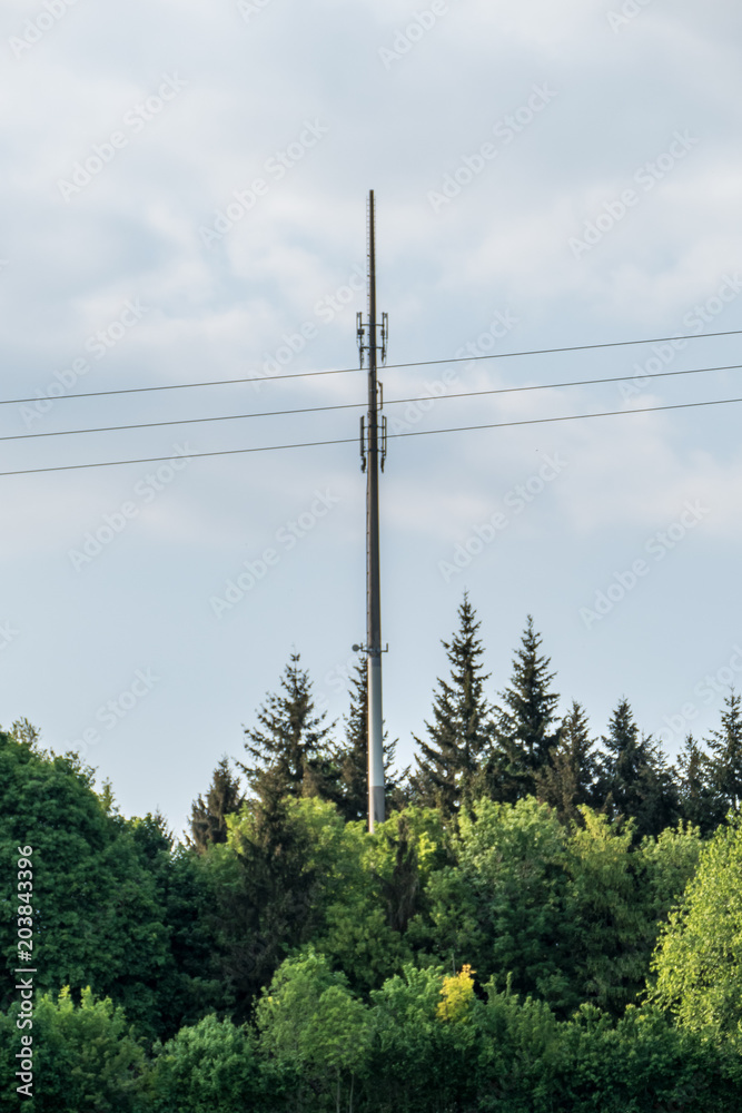 Funkmast im Wald