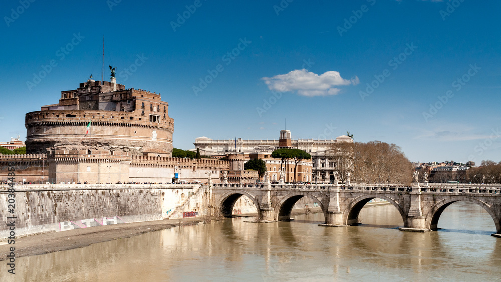 El Castillo de Sant'Angelo, Castel Sant'Angelo o Mausoleo de Adriano o Mole Adrianorum es un monumento romano situado en la orilla derecha del río Tíber  con pons Aelius (actual puente de Sant'Angelo)