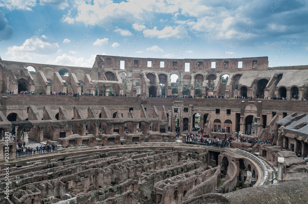 El Coliseo, Amphitheatrum Flavium Romae, anfiteatro época del Imperio romano,  siglo I d. C,centro de la ciudad de Roma.   denominado Anfiteatro Flavio  o Colosseum