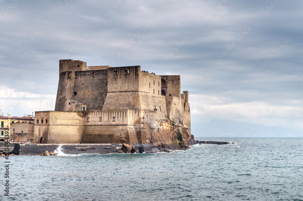 El Castel dell'Ovo (Castillo del Huevo) es un castillo situado en el islote de Megaride, en la ciudad italiana de Nápoles