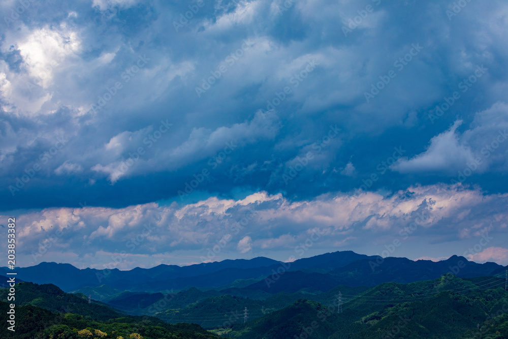 初夏の森と青空と白い雲 初夏の森と青空と白い雲