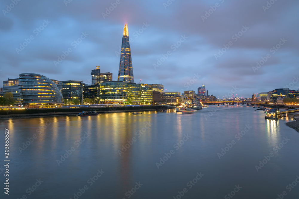 Fototapeta premium River Thames in London at dusk