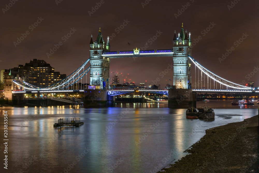 Fototapeta premium Tower Bridge w Londynie w nocy