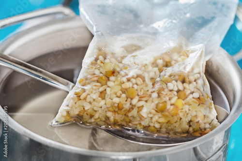 Fotografi Healthy cooked quick cooking grain in the casserole