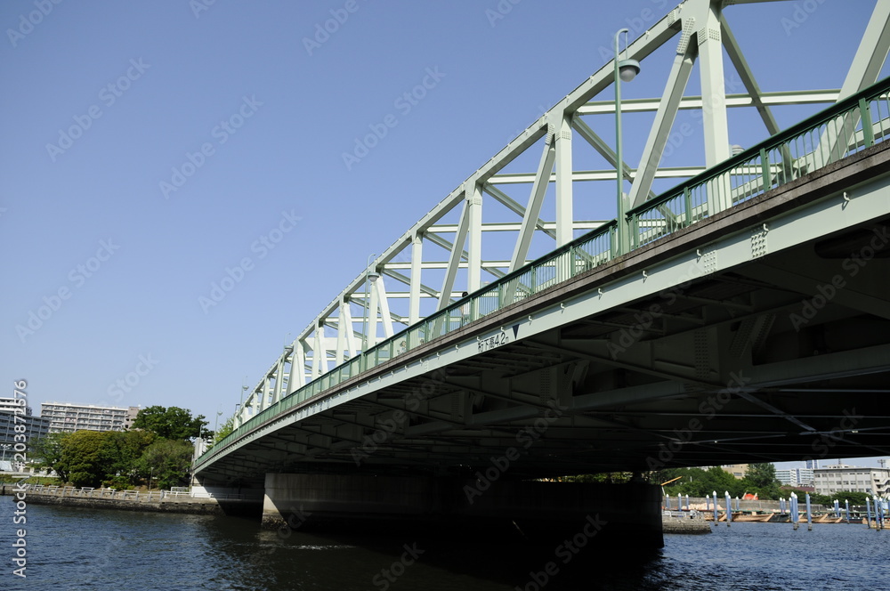 緑色の橋