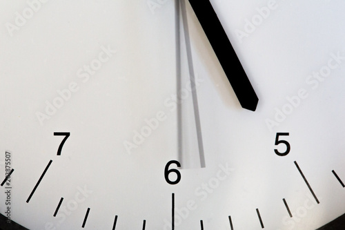 時計の針が進む