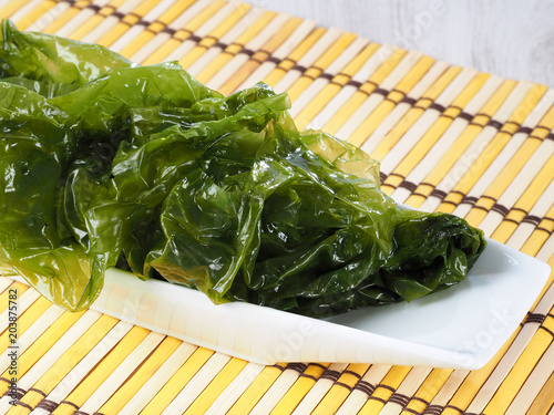 Sea lettuce – Lechuga de Mar

Edible green algae in the family Ulvacceae. Binomial name: Ulva lactuta.  photo