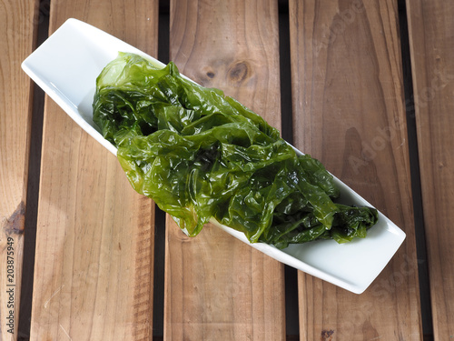 Sea lettuce – Lechuga de Mar

Edible green algae in the family Ulvacceae. Binomial name: Ulva lactuta.  photo