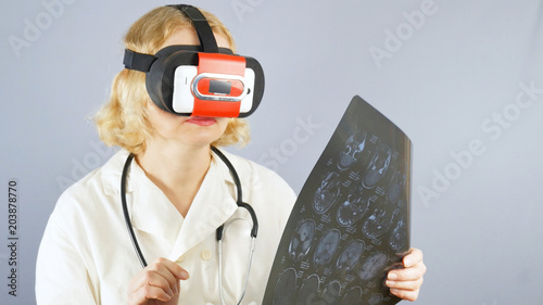 Medical doctor in virtual reality glasses analyses mrt rezults photo