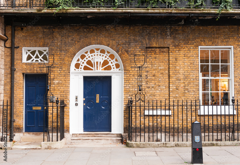 Obraz premium Ground floor brick wall facade of a victorian house in London, England