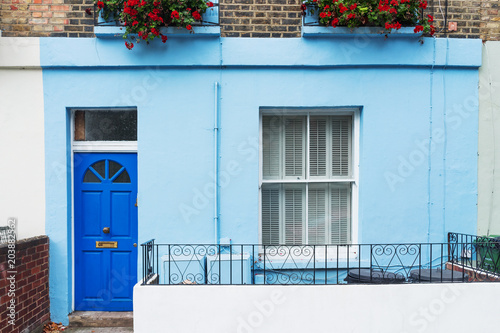 Obraz na płótnie Typical British blue house facade in London city center, England, UK w salonie