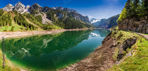 Fototapeta Naklejka Na Ścianę i Meble -  Panorama of Gosausee lake in Gosauin spring, Austria