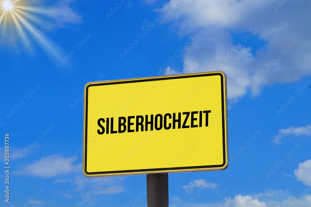 Ein Schild mit dem Hinweis auf eine Silberhochzeit