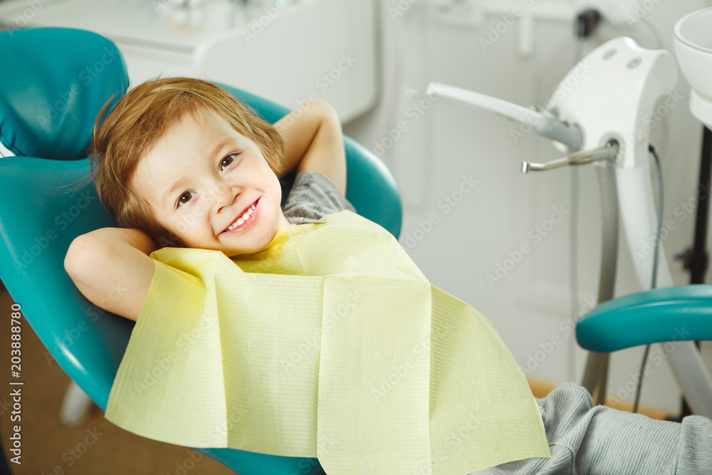Φωτογραφία Child in good mood sitting on chair and without fear waiting dentist