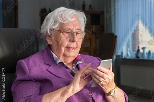 Alte Dame benutzt ein Smartphone